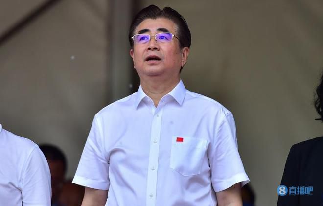 叶辰低头一看，他递过来的手机屏幕上根本就没有什么照片，而是一行字：老弟，这小子有问题。